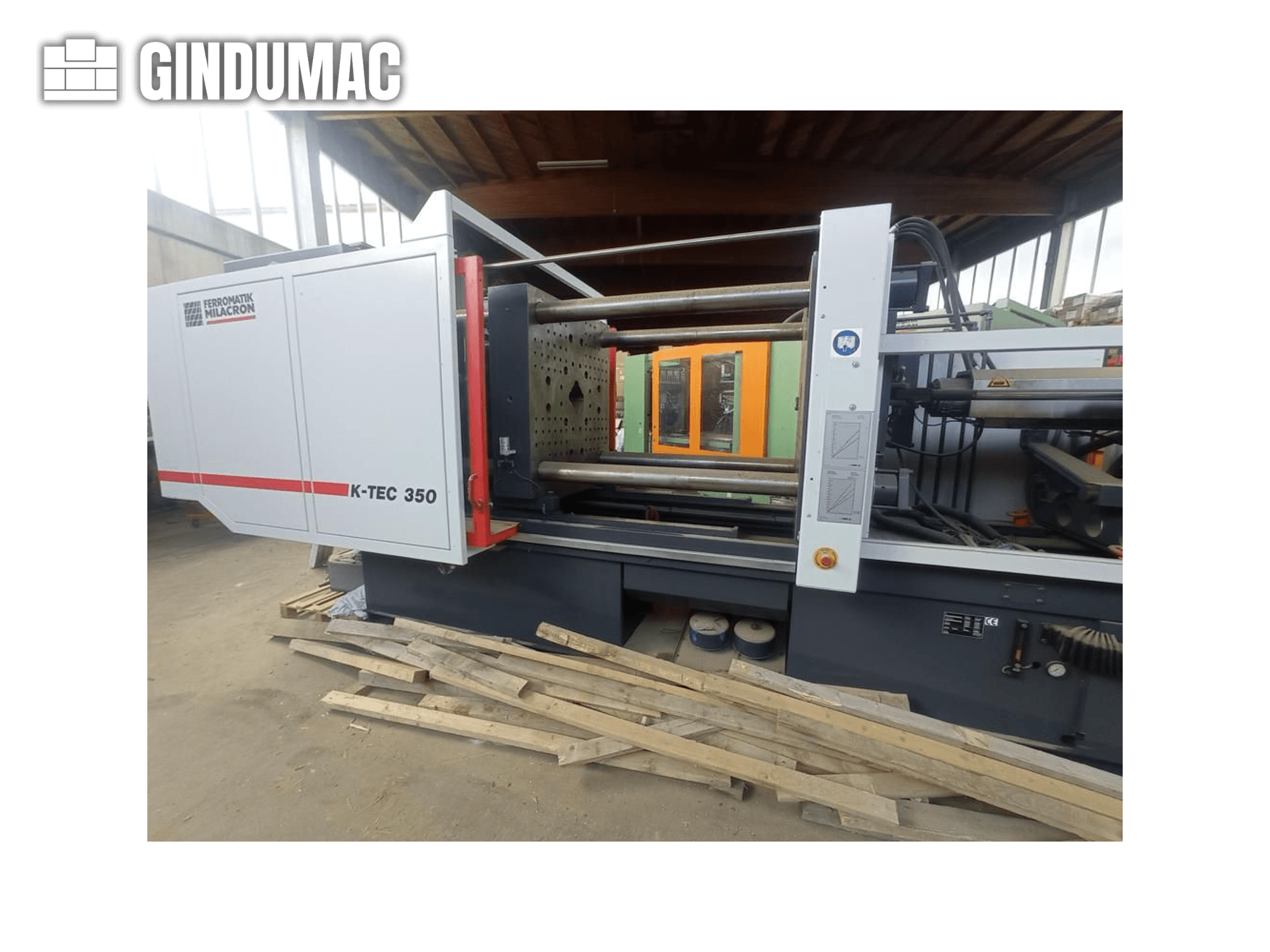K-TEC 350 von Ferromatik Milacron, von der Seite betrachtet, mit seinen komplexen Maschinen und Bedienelementen.