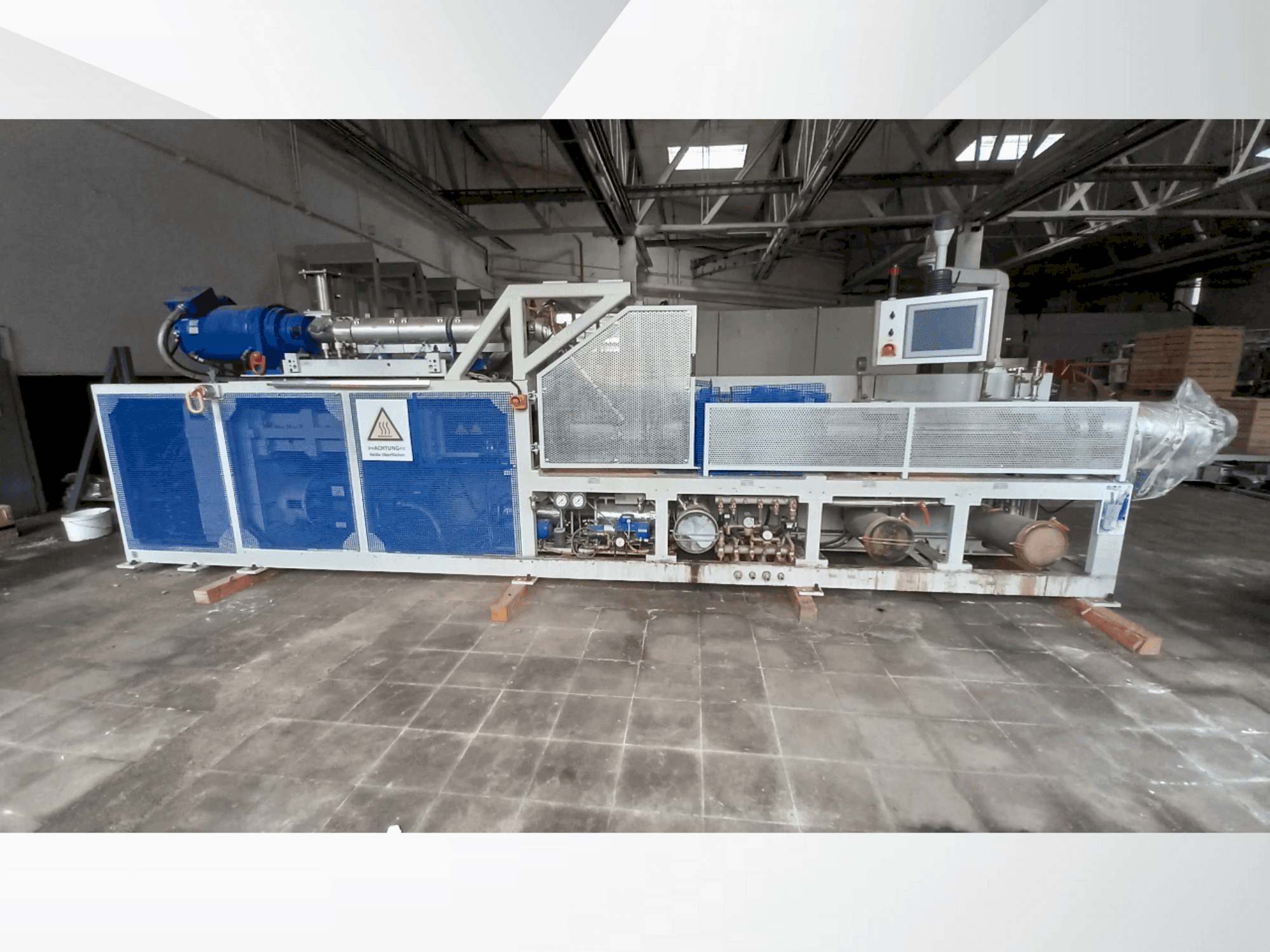 Frontansicht der REIFENHÄUSER BI Trudes 115 Maschine