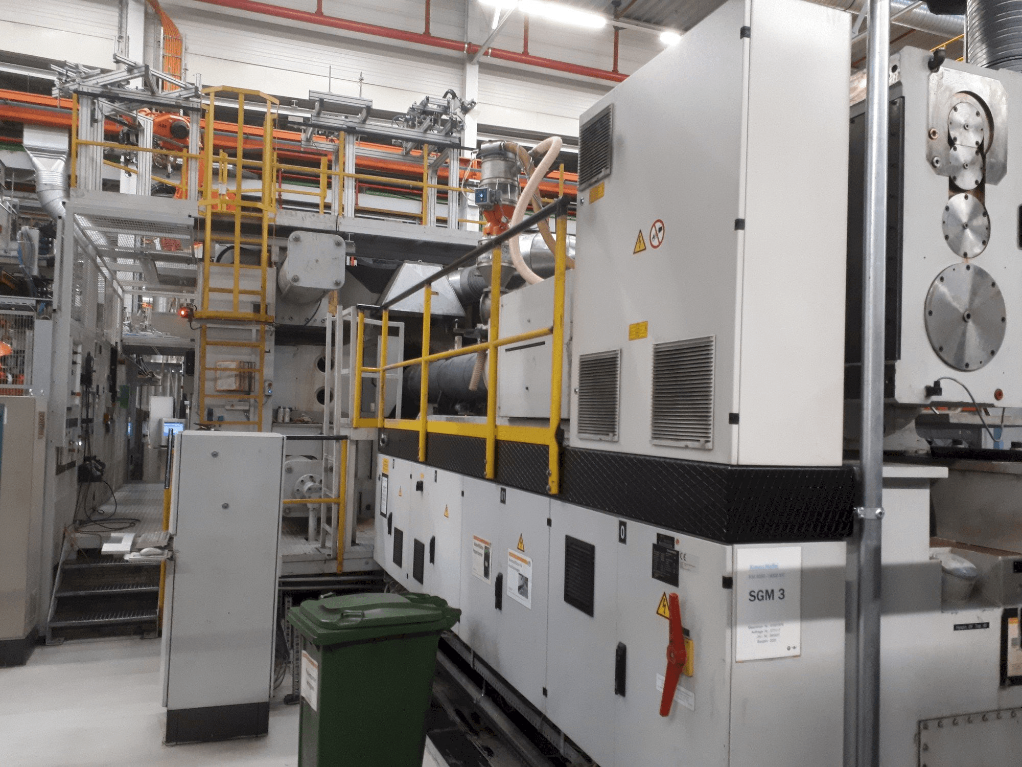 Front view of Krauss Maffei 4000-19000 MC machine