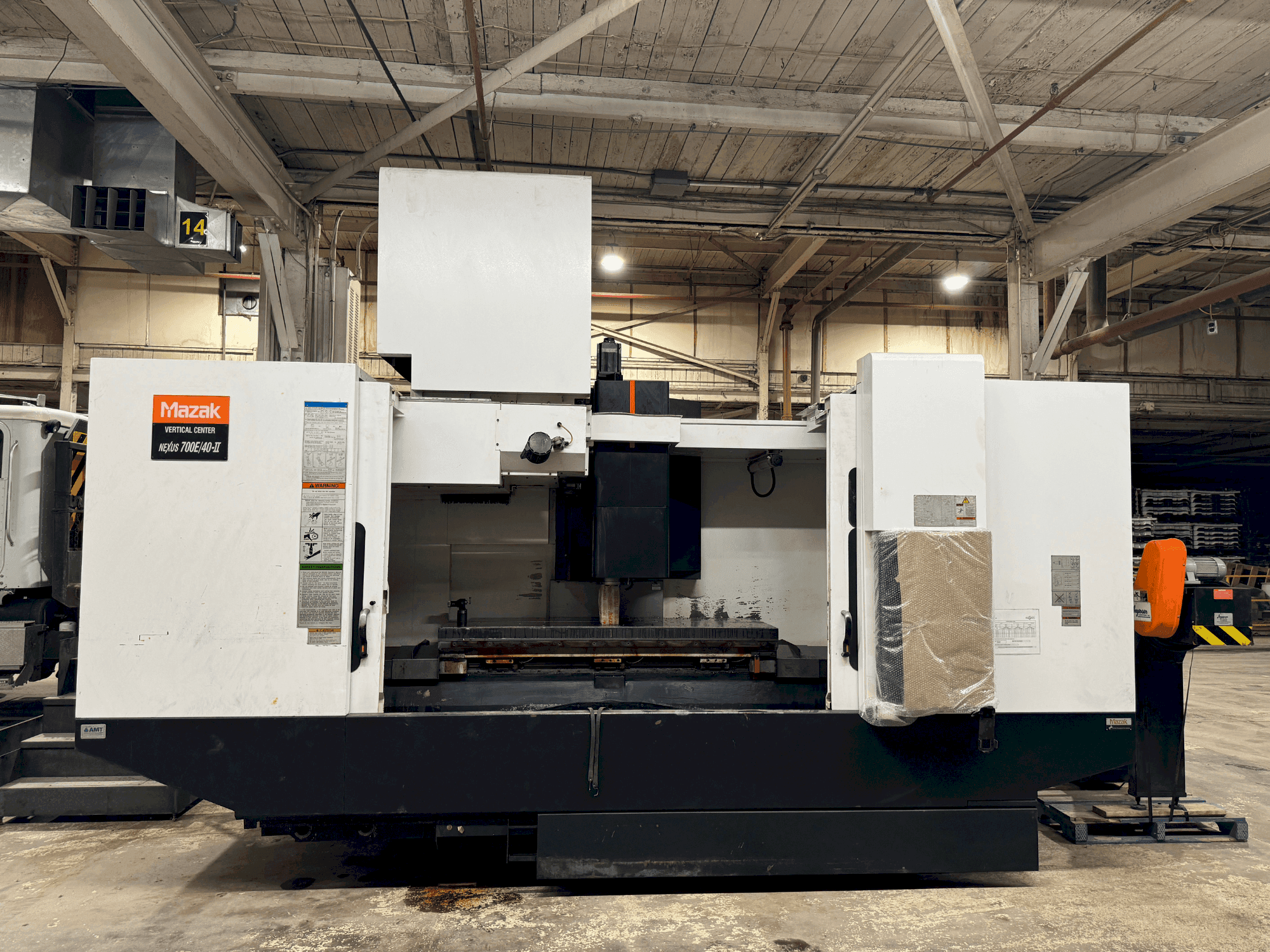 Frontansicht der Mazak VCN 700E/40-II Maschine