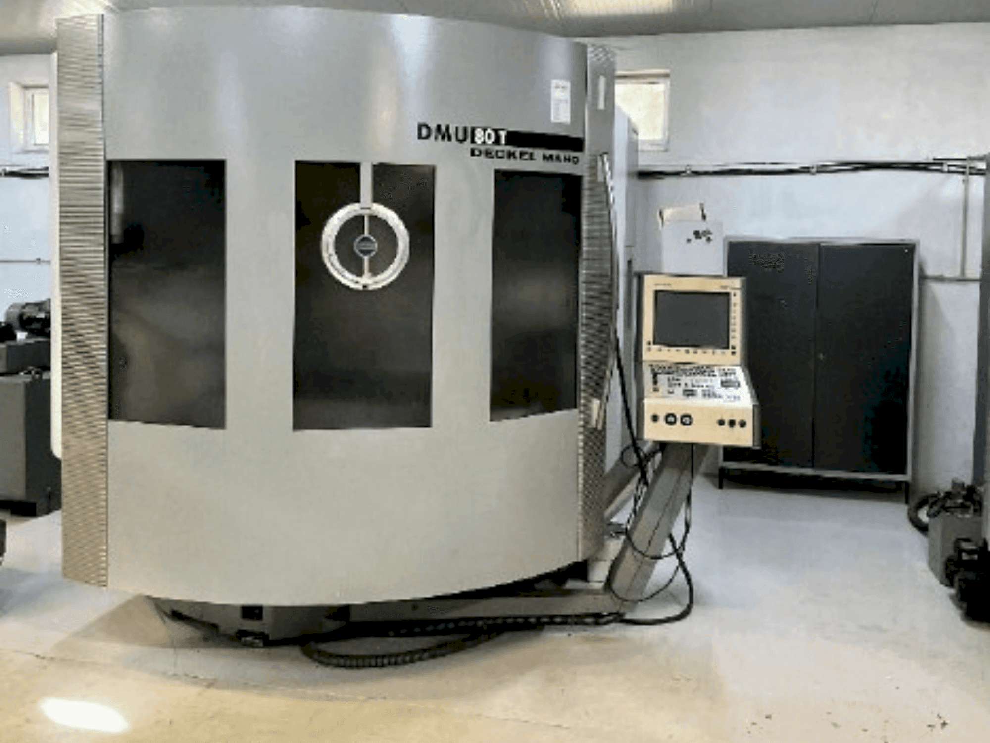 Frontansicht der DMG DECKEL MAHO DMU 80T Maschine