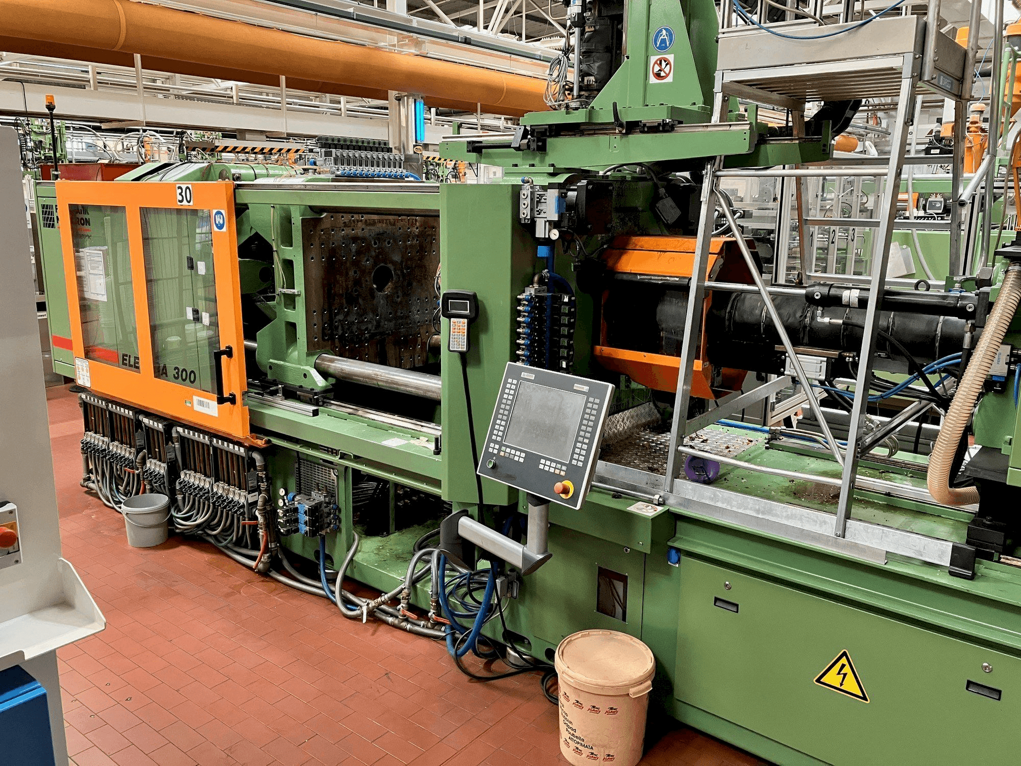 Front view of FERROMATIK MILACRON Europe Elektra 300 machine