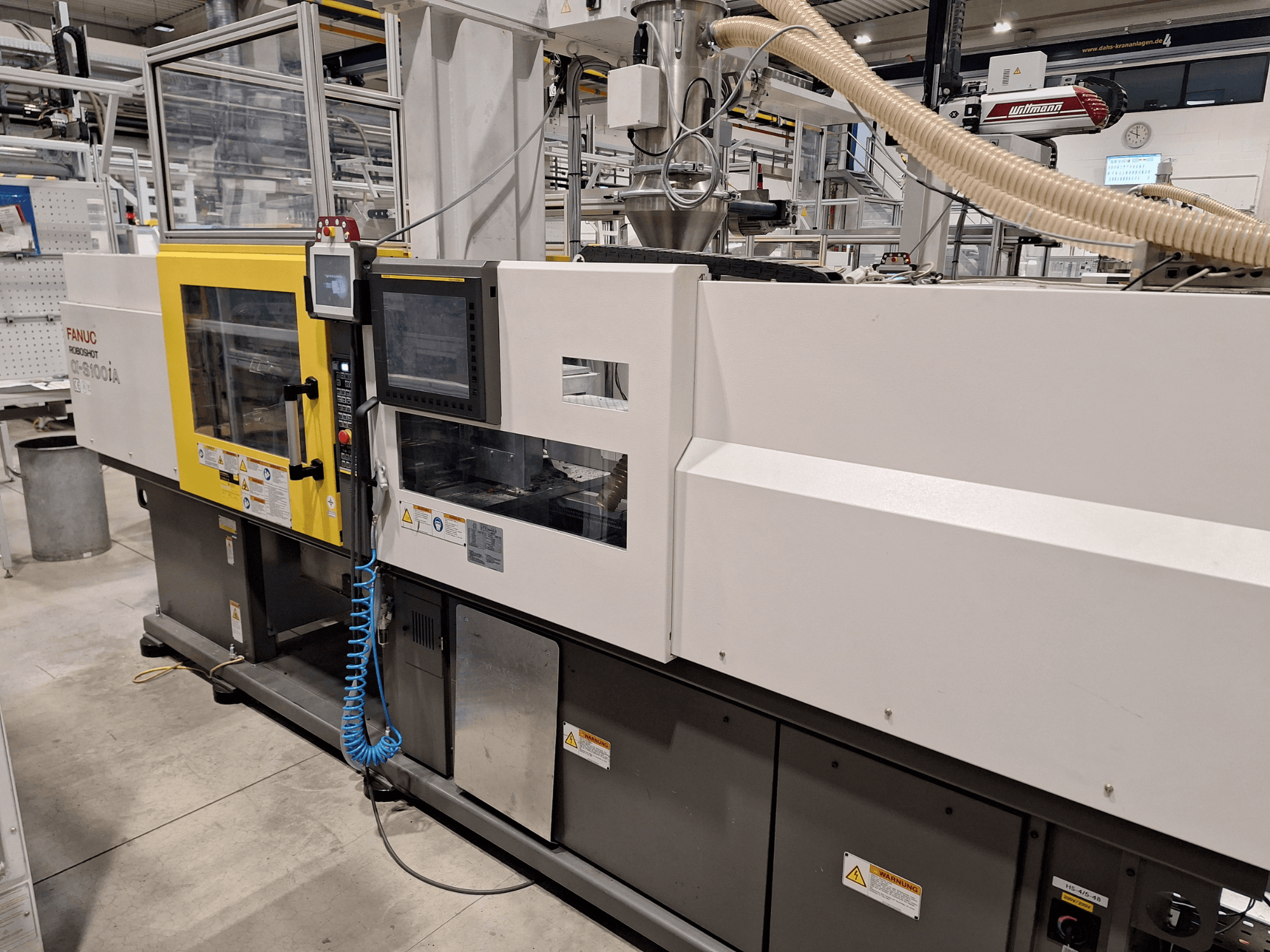 FANUC Roboshot α-S300iA Spritzgießmaschine, Vorderansicht, mit Bedienfeld und sichtbaren industriellen Komponenten.