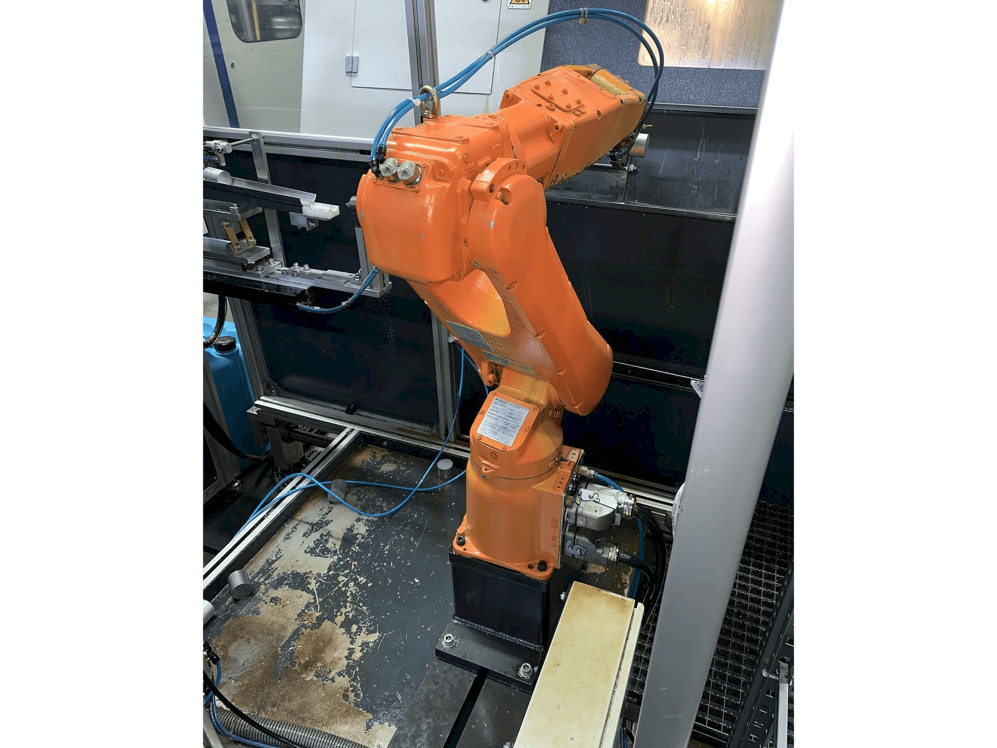 Front view of Yaskawa Motoman YR-MH005LS-A12 machine