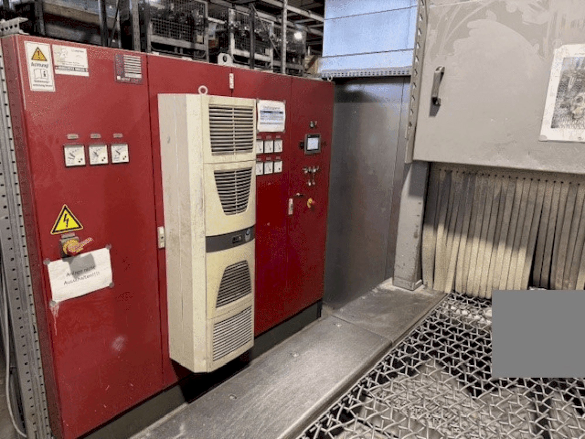 Frontansicht der AGTOS blasting system Maschine